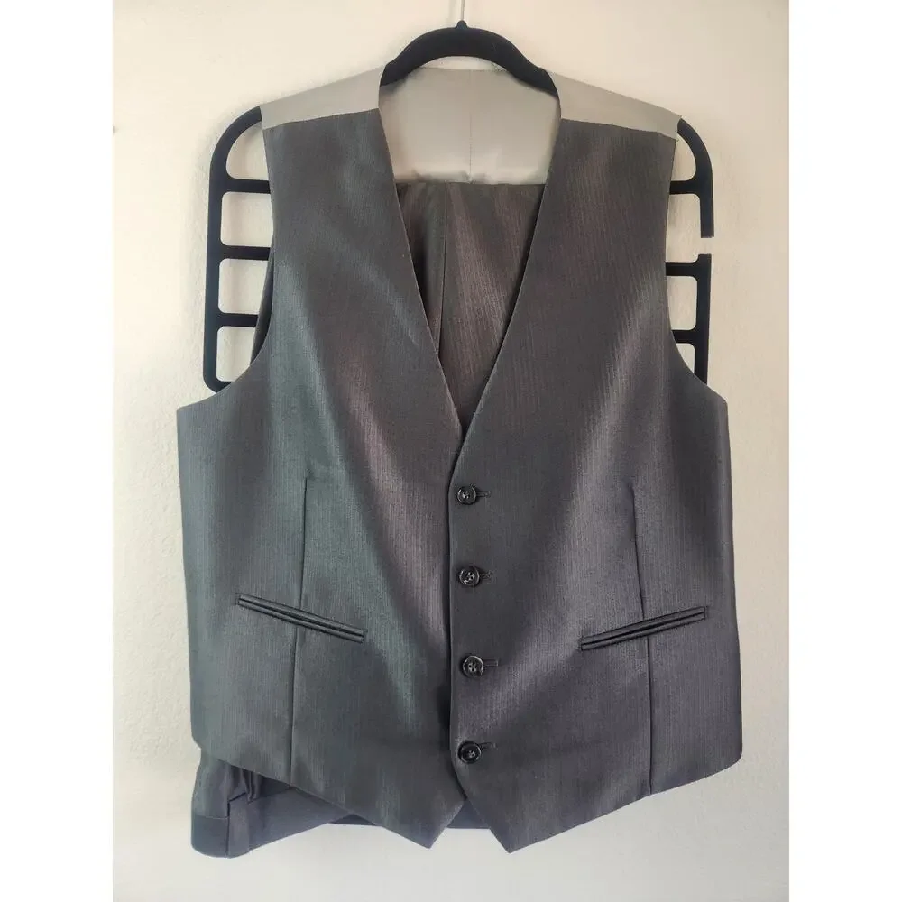 Calvin Klein Men's 3 Piece Suit in Gray Striped Size 42R Vest Jacket Pants 38x31